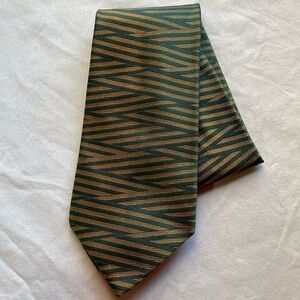 Salvatore Ferragamo Green & Gold 100% Silk Made in Italy Mens Tie.